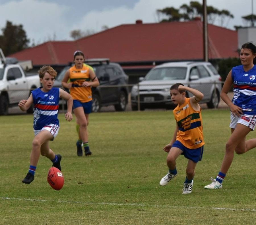 Bulldogs player on the run